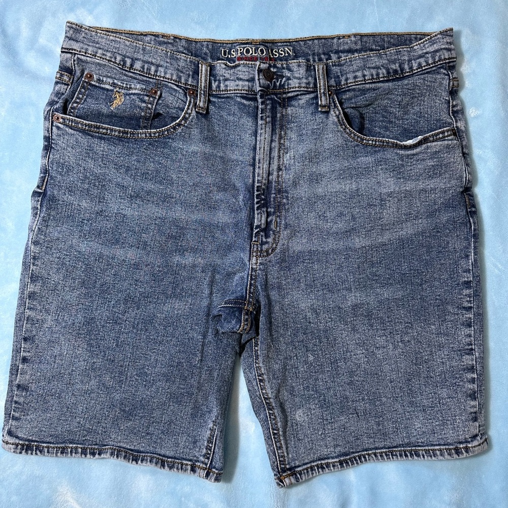 U.S. Polo Assn. Classic Blue Jean Shorts for men size 40. Stretchy, over knee